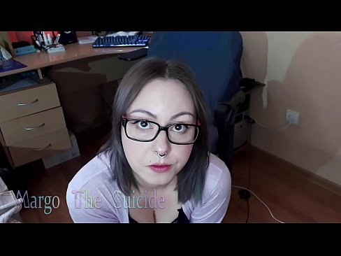 ❤️ Merch Sexy gyda Sbectol Yn Sugno Dildo'n Ddwfn ar y Camera ❤️❌ Porn porno super wrthon ni ❌️